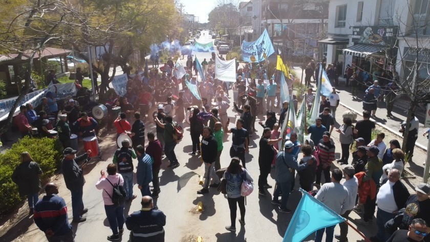 Municipales de Merlo se sumaron al paro de los estatales de Pinamar, que ganan el doble