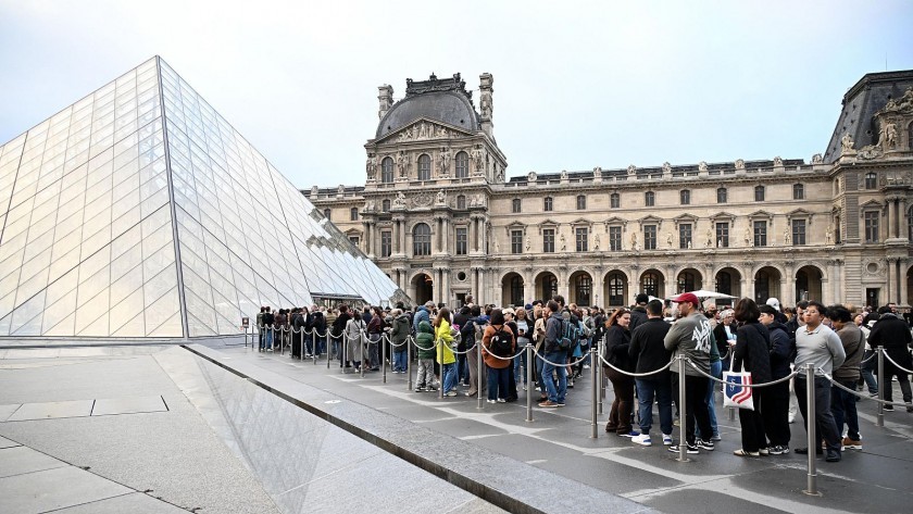 Reabrió el Louvre tres días después del robo de joyas