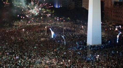 Banderazo en el Obelisco: una multitud celebra el pase de Argentina a la final del Mundial