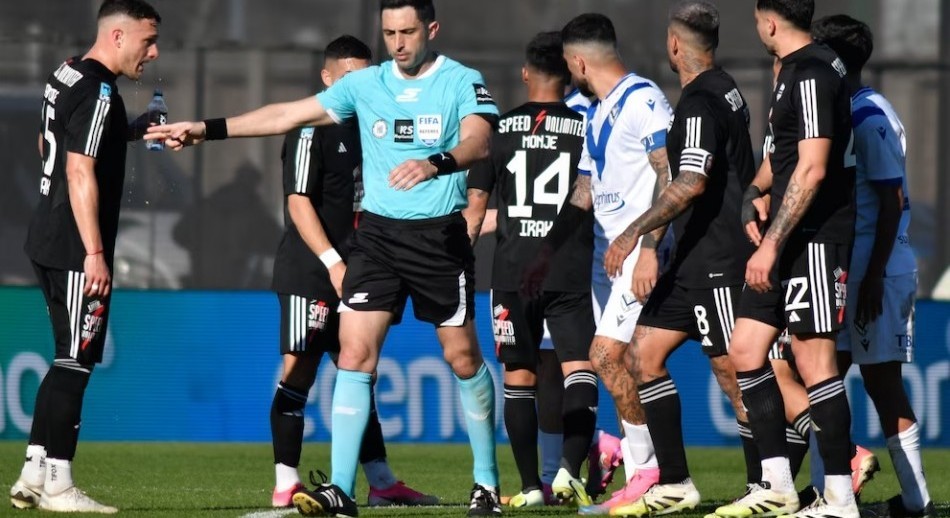 La AFA suspendió a dos árbitros, tras el gol anulado a Vélez en cancha de Riestra